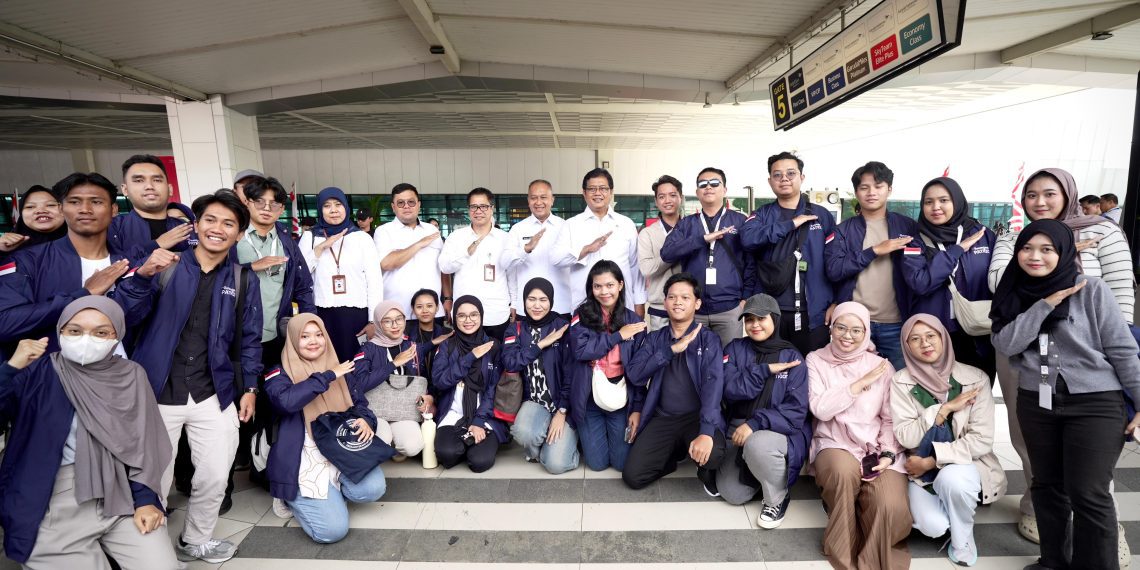 Wamen Transmigrasi Viva Yoga bersama dengan Peneliti Ekspedisi Patriot