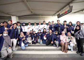Wamen Transmigrasi Viva Yoga bersama dengan Peneliti Ekspedisi Patriot