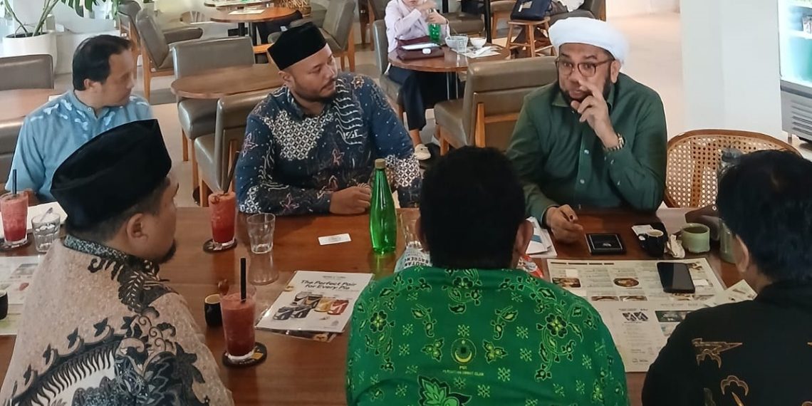Ngabalin saat menerima kunjungan Bidang HLN DPP PUI di Agreya Cafe, Kompleks Masjid Sunda Kelapa, Jakarta, Jumat (29/08/2025).