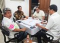Raja Juli saat bermain domino bersama tersangka pembalakan liar, Aziz Wellang.
