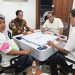 Raja Juli saat bermain domino bersama tersangka pembalakan liar, Aziz Wellang.