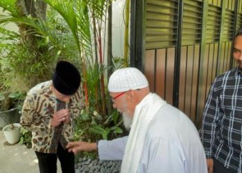 Abu Bakar Baasyir saat berkunjung ke rumah Jokowi di Solo, Senin (29/09/2025)
