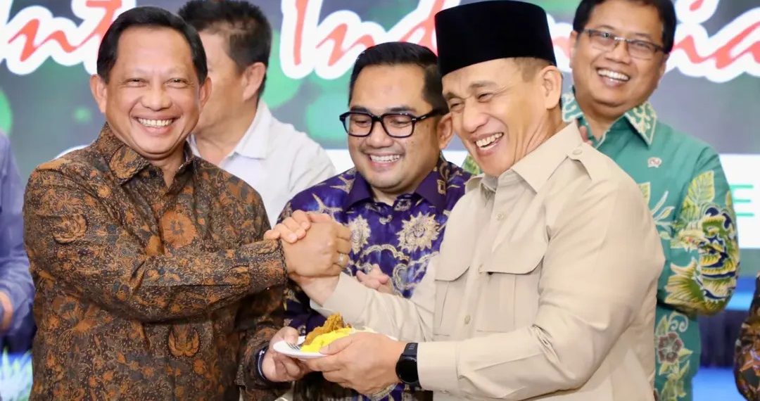 Menteri Dalam Negeri, Tito Karnavian, bersama dengan Wakil Menteri Agama, Romo Syafi'i dan Ketua Komisi II DPR RI yang juga Presidium KAHMI, Rifqinizamy Karsyudha. Sumber foto : Instagram Kemendagri