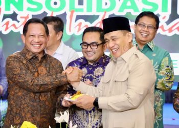 Menteri Dalam Negeri, Tito Karnavian, bersama dengan Wakil Menteri Agama, Romo Syafi'i dan Ketua Komisi II DPR RI yang juga Presidium KAHMI, Rifqinizamy Karsyudha. Sumber foto : Instagram Kemendagri