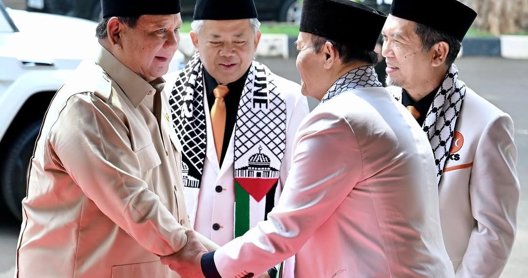 Presiden Prabowo Subianto (kiri)
