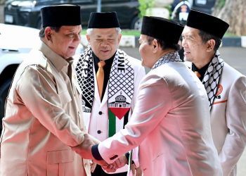 Presiden Prabowo Subianto (kiri)