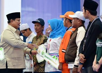 Presiden Prabowo meresmikan akad massal 26 ribu Kredit Pemilikan Rumah Fasilitas Likuiditas Pembiayaan Perumahan (KPR FLPP) sekaligus serah terima kunci rumah yang dipusatkan di Pesona Kahuripan 10, Cileungsi, Kabupaten Bogor.