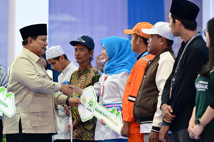 Presiden Prabowo meresmikan akad massal 26 ribu Kredit Pemilikan Rumah Fasilitas Likuiditas Pembiayaan Perumahan (KPR FLPP) sekaligus serah terima kunci rumah yang dipusatkan di Pesona Kahuripan 10, Cileungsi, Kabupaten Bogor.