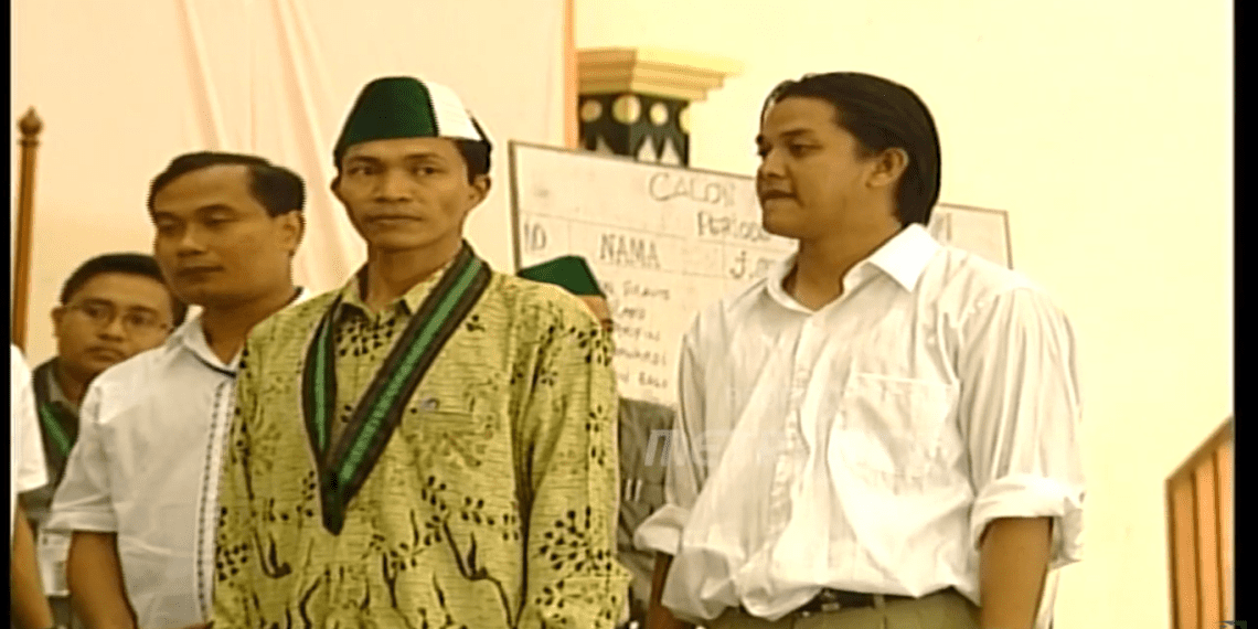 Fajar Zulkarnain, berbaju putih, saat Kongres XXIV HMI yang digelar di Asrama Haji Pondok Gede Jakarta pada 2003.