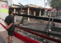 Warga saat melihat puing-puing Gedung Grahadi yang menjadi korban pembakaran oleh massa.