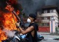 Sejumlah Pendemo di Nepal berhasil merampas senjata laras panjang milik Aparat Kepolisian dan Militer saat demonstrasi yang be rujung rusuh.