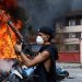Sejumlah Pendemo di Nepal berhasil merampas senjata laras panjang milik Aparat Kepolisian dan Militer saat demonstrasi yang be rujung rusuh.