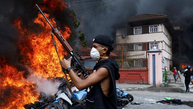 Sejumlah Pendemo di Nepal berhasil merampas senjata laras panjang milik Aparat Kepolisian dan Militer saat demonstrasi yang be rujung rusuh.