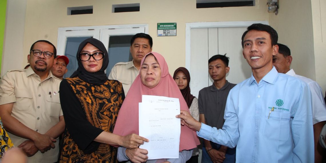 Pemerintah menyerahkan rumah subsidi kepada keluarga Affan di Perumahan Pesona Kahuripan, Cileungsi, Kabupaten Bogor, Senin (1/9/2025).