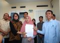 Pemerintah menyerahkan rumah subsidi kepada keluarga Affan di Perumahan Pesona Kahuripan, Cileungsi, Kabupaten Bogor, Senin (1/9/2025).