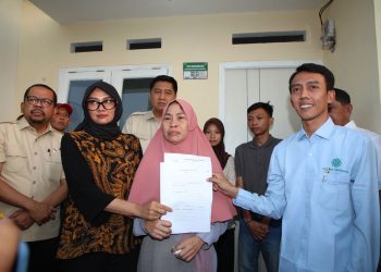 Pemerintah menyerahkan rumah subsidi kepada keluarga Affan di Perumahan Pesona Kahuripan, Cileungsi, Kabupaten Bogor, Senin (1/9/2025).