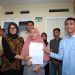 Pemerintah menyerahkan rumah subsidi kepada keluarga Affan di Perumahan Pesona Kahuripan, Cileungsi, Kabupaten Bogor, Senin (1/9/2025).