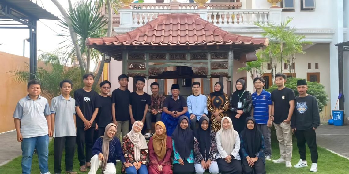 Muhlis Ali bersama kader HMI di Grha Yakusa Malang.