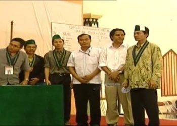 Fajar Zulkarnaen (Baju putih kedua dari kanan)