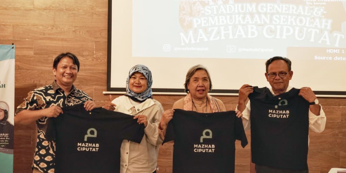 Zezen Zaenal Mutaqin (paling kiri) dan Mila Muzakkar (kedua kiri) dari Tim Sekolah Mazhab Ciputat berfoto dengan Komaruddin Hidayat (kedua kanan) dan Lies Marcoes Natsir (paling kanan) saat penyerahan kaos Mazhab Ciputat secara simbolis. Foto: Dok. Tim Sekolah Mazhab Ciputat.