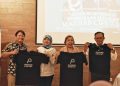 Zezen Zaenal Mutaqin (paling kiri) dan Mila Muzakkar (kedua kiri) dari Tim Sekolah Mazhab Ciputat berfoto dengan Komaruddin Hidayat (kedua kanan) dan Lies Marcoes Natsir (paling kanan) saat penyerahan kaos Mazhab Ciputat secara simbolis. Foto: Dok. Tim Sekolah Mazhab Ciputat.