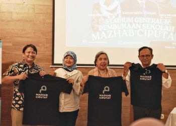 Zezen Zaenal Mutaqin (paling kiri) dan Mila Muzakkar (kedua kiri) dari Tim Sekolah Mazhab Ciputat berfoto dengan Komaruddin Hidayat (kedua kanan) dan Lies Marcoes Natsir (paling kanan) saat penyerahan kaos Mazhab Ciputat secara simbolis. Foto: Dok. Tim Sekolah Mazhab Ciputat.