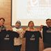 Zezen Zaenal Mutaqin (paling kiri) dan Mila Muzakkar (kedua kiri) dari Tim Sekolah Mazhab Ciputat berfoto dengan Komaruddin Hidayat (kedua kanan) dan Lies Marcoes Natsir (paling kanan) saat penyerahan kaos Mazhab Ciputat secara simbolis. Foto: Dok. Tim Sekolah Mazhab Ciputat.