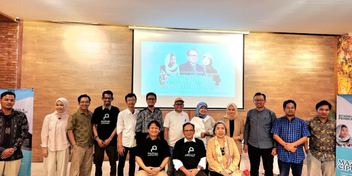 Tim Sekolah Mazhab Ciputat berfoto bersama Komaruddin Hidayat (tengah, depan) dan Lies Marcoes Natsir (kanan, depan) saat acara Studium Generale dan Pembukaan Resmi Sekolah Mazhab Ciputat Angkatan 1. Foto: Dok. Tim Sekolah Mazhab Ciputat.
