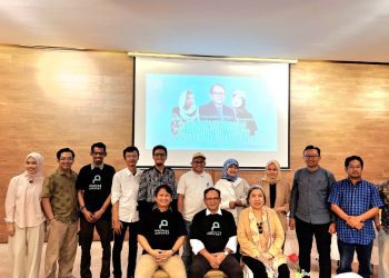 Tim Sekolah Mazhab Ciputat berfoto bersama Komaruddin Hidayat (tengah, depan) dan Lies Marcoes Natsir (kanan, depan) saat acara Studium Generale dan Pembukaan Resmi Sekolah Mazhab Ciputat Angkatan 1. Foto: Dok. Tim Sekolah Mazhab Ciputat.