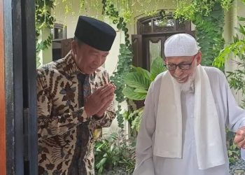Jokowi saat menerima kunjungan Abu Bakar Baasyir di kediamannya di Solo, Senin (29/09/2025)