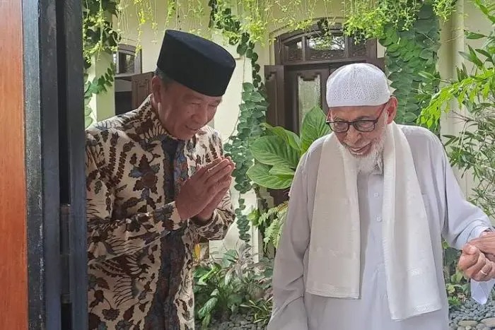 Jokowi saat menerima kunjungan Abu Bakar Baasyir di kediamannya di Solo, Senin (29/09/2025)