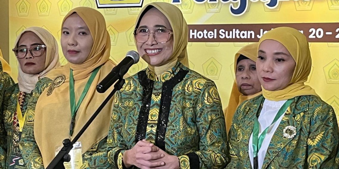 Hetifah Sjaifudian (tengah)