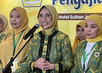 Hetifah Sjaifudian (tengah)