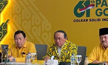 Muhidin Mohamad Said Tengah (tengah) di Kantor DPP Partai Golkar Jakarta Barat Sabtu (18/10/2025).