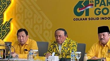 Muhidin Mohamad Said Tengah (tengah) di Kantor DPP Partai Golkar Jakarta Barat Sabtu (18/10/2025).