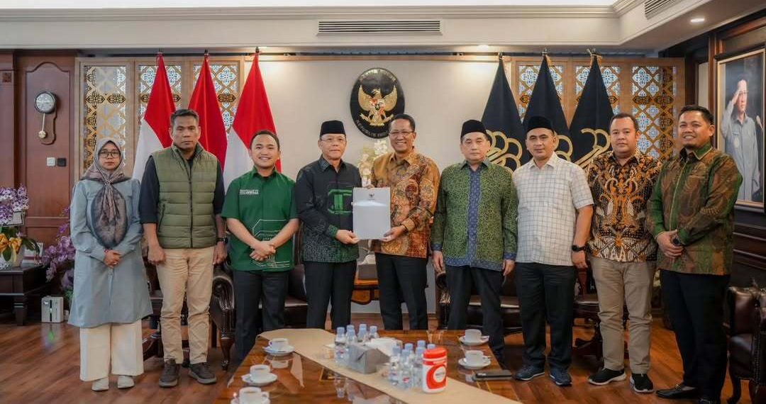 Supratman Andi Agtas saat menyatukan dua kubu PPP yang berseteru.