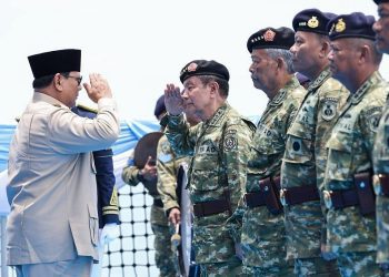 Presiden Prabowo Subianto menganugerahkan pangkat istimewa kepada 11 perwira purnawirawan Tentara Nasional Indonesia (TNI) pada acara Presidential Inspection di Kapal Perang Republik Indonesia (KRI) dr. Radjiman Wedyodiningrat (RJW-992), pada Kamis, 2 Oktober 2025. Foto: BPMI Setpres/Laily Rachev