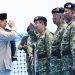 Presiden Prabowo Subianto menganugerahkan pangkat istimewa kepada 11 perwira purnawirawan Tentara Nasional Indonesia (TNI) pada acara Presidential Inspection di Kapal Perang Republik Indonesia (KRI) dr. Radjiman Wedyodiningrat (RJW-992), pada Kamis, 2 Oktober 2025. Foto: BPMI Setpres/Laily Rachev