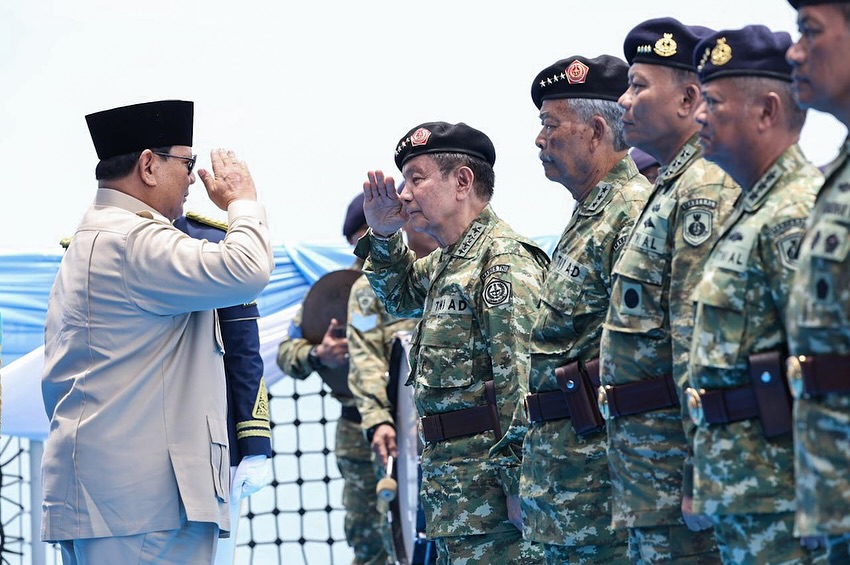 Presiden Prabowo Subianto menganugerahkan pangkat istimewa kepada 11 perwira purnawirawan Tentara Nasional Indonesia (TNI) pada acara Presidential Inspection di Kapal Perang Republik Indonesia (KRI) dr. Radjiman Wedyodiningrat (RJW-992), pada Kamis, 2 Oktober 2025. Foto: BPMI Setpres/Laily Rachev