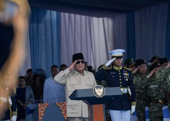 Prabowo Subianto—menyaksikan langsung demo laut dan sailing pass dalam acara Presidential Inspection dari atas KRI dr. Radjiman Wedyodiningrat (RJW-992).