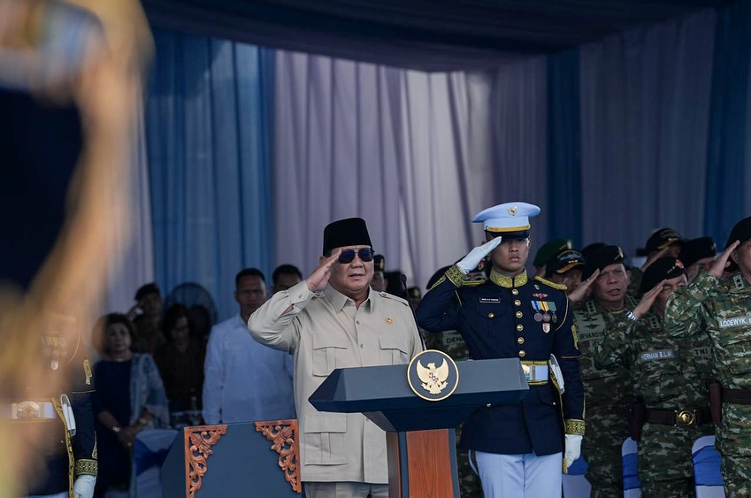 Prabowo Subianto—menyaksikan langsung demo laut dan sailing pass dalam acara Presidential Inspection dari atas KRI dr. Radjiman Wedyodiningrat (RJW-992).