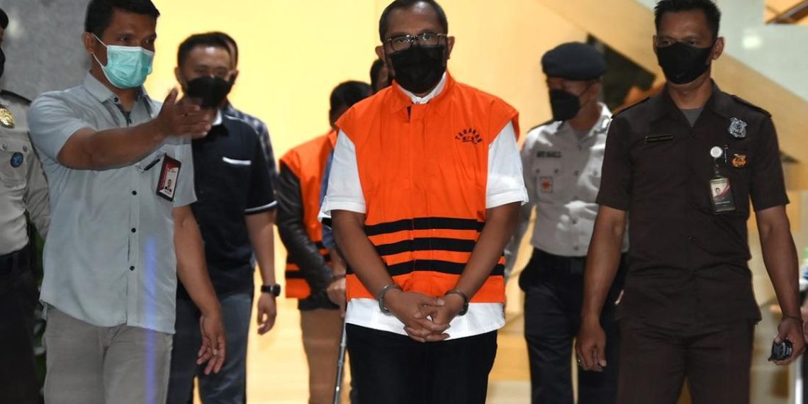 Penahanan Wakil Ketua DPRD Jatim, Sahat Tua, dalam kasus dana hibah.