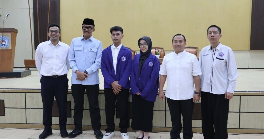 Agung Widyantoro (dua dari kiri) bersama perwakilan dua mahasiswa penerima beasiswa KIP (berjas biru). Sumber foto : Dok.Humas UMUS.