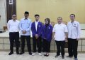 Agung Widyantoro (dua dari kiri) bersama perwakilan dua mahasiswa penerima beasiswa KIP (berjas biru). Sumber foto : Dok.Humas UMUS.