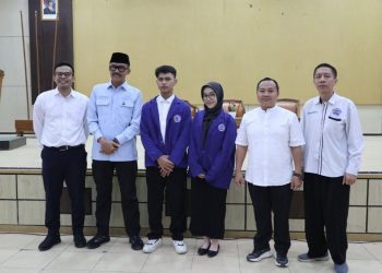 Agung Widyantoro (dua dari kiri) bersama perwakilan dua mahasiswa penerima beasiswa KIP (berjas biru). Sumber foto : Dok.Humas UMUS.