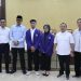 Agung Widyantoro (dua dari kiri) bersama perwakilan dua mahasiswa penerima beasiswa KIP (berjas biru). Sumber foto : Dok.Humas UMUS.