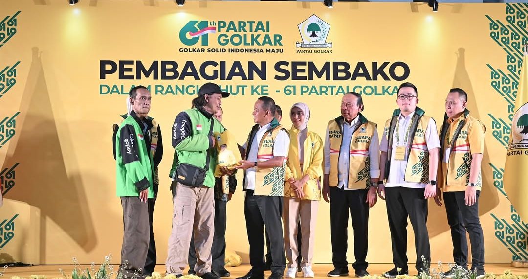Bahlil berikan sembako dalam perayaan HUT Golkar ke-61 di DPP Partai Golkar.