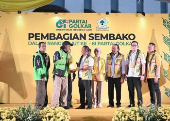 Bahlil berikan sembako dalam perayaan HUT Golkar ke-61 di DPP Partai Golkar.