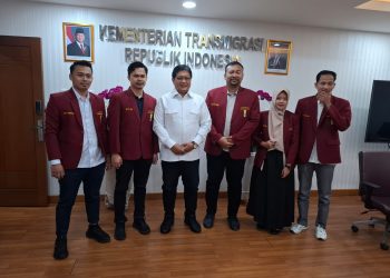 Wamen Transmigrasi, Viva Yoga Mauladi (tengah)