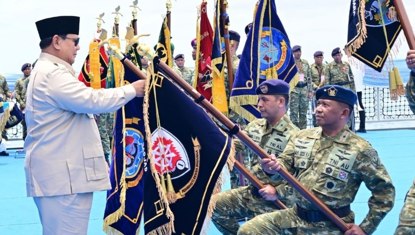 Presiden Prabowo Subianto menghadiri acara Presidential Inspection di Kapal Perang Republik Indonesia (KRI) dr. Radjiman Wedyodiningrat (RJW-992) di Markas Komando Lintas Laut Militer (Kolinlamil), Tanjung Priok, Jakarta Utara, pada Kamis, 2 Oktober 2025. Foto: BPMI Setpres/Rusman